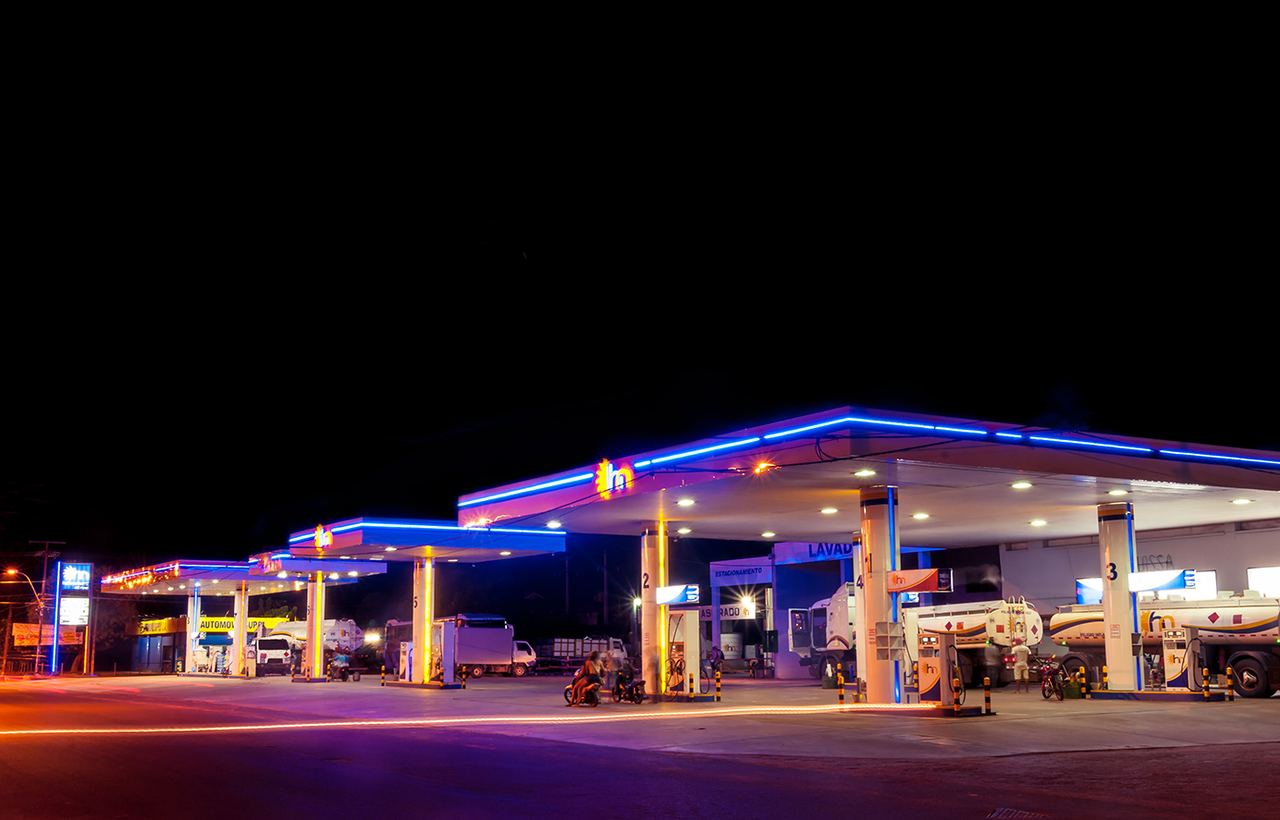 Estación HN iluminada de noche